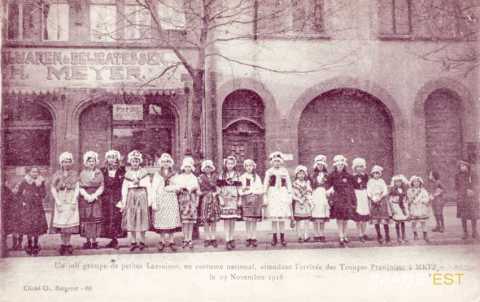 Jeunes filles en costume lorrain (Metz)